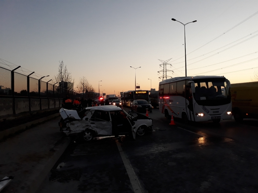 Terse yönde giden taksi kazaya neden oldu: 4 yaralı