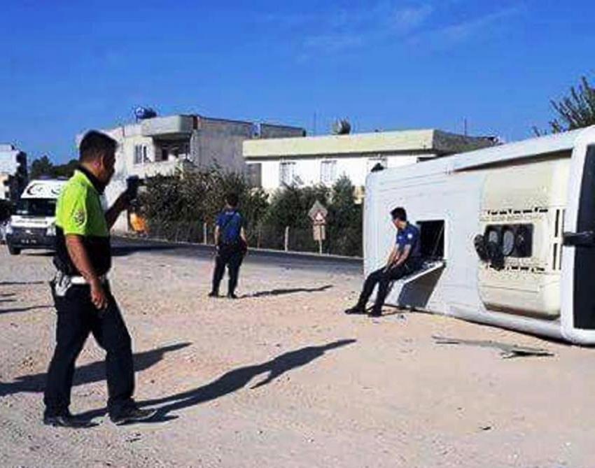 Polisleri taşıyan midibüs devrildi: 10 polis yaralı