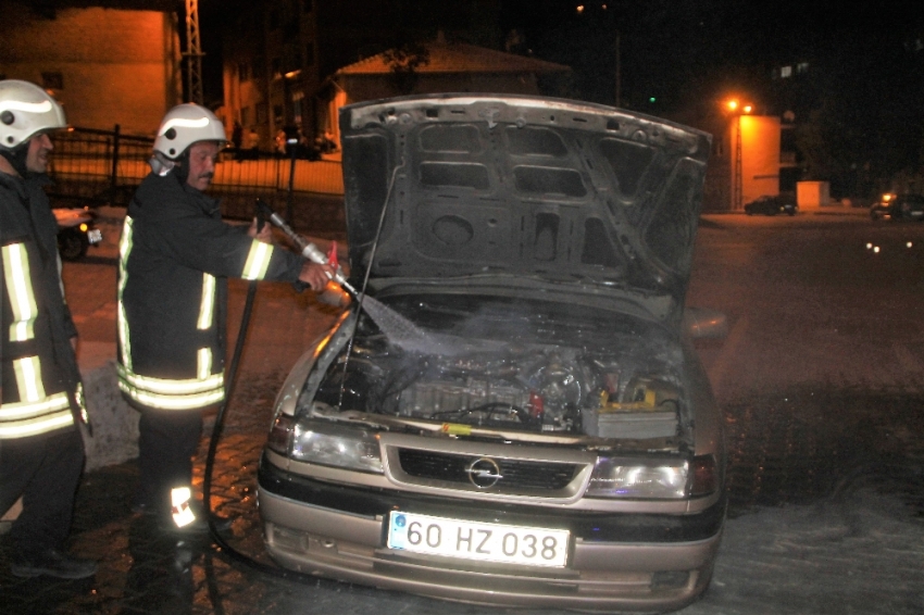 Seyir halindeki otomobil alev aldı