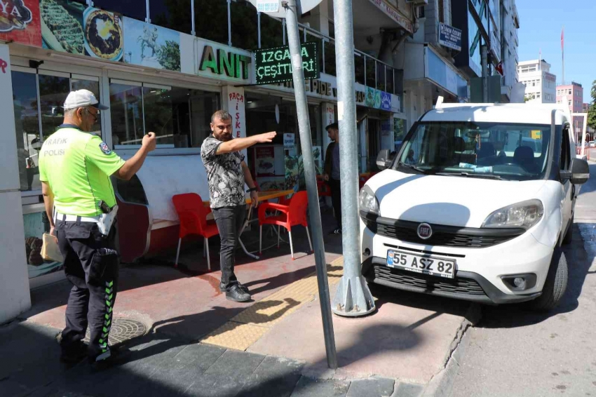 Hafif ticari araç polis ve zabıta araçlarına çarptı