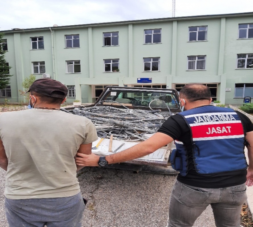 Fabrika’dan bakır kablo çalan hırsız jandarmadan kaçamadı