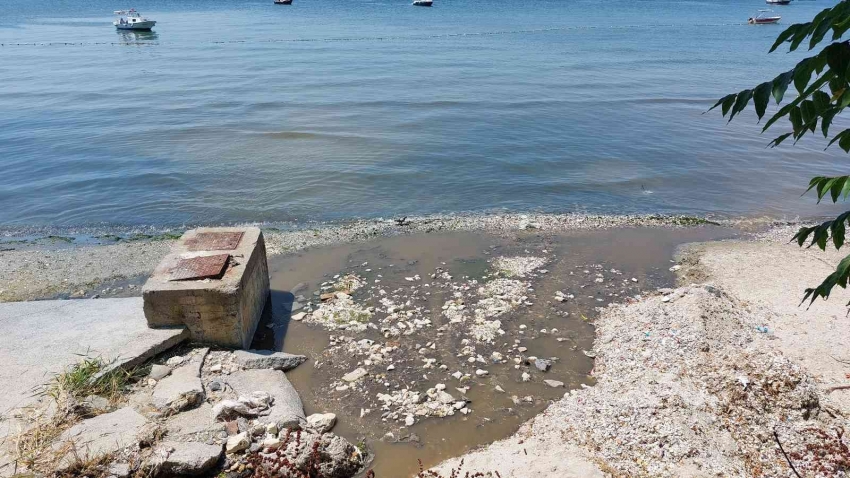 Florya Sahili’nde kanalizasyon suyu denize karıştı