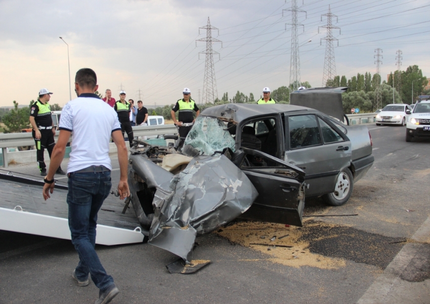 Kütahya’da otomobil ile traktör çarpıştı: 3 yaralı