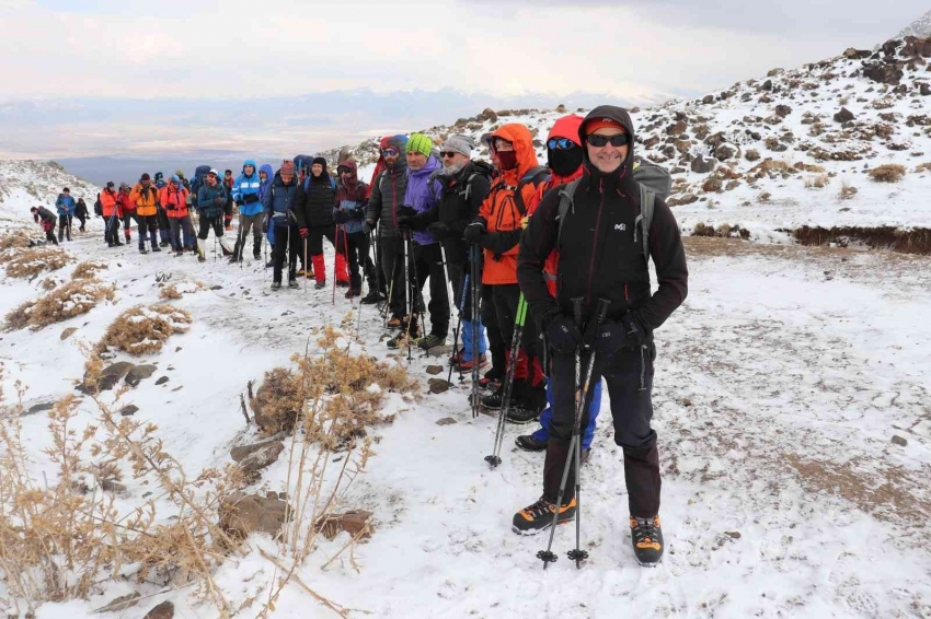 27 dağcının hedefi, Ağrı Dağı’nın zirvesi