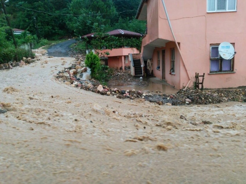 Sel Tekkiraz’ı da vurdu