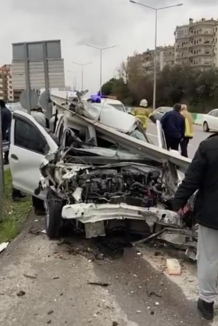 Bursa’da bariyerlere ok gibi saplanan otomobilden burnu bile kanamadan çıktı