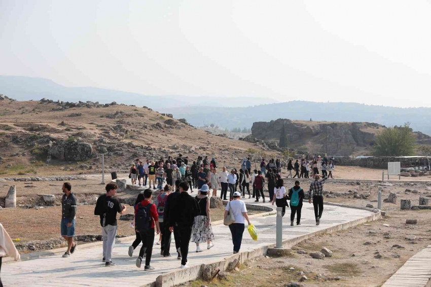 Gençler kentin dört bir yanını doyasıya geziyor