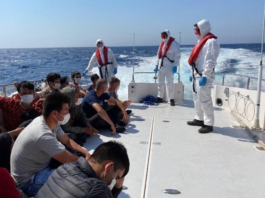 Yunanlılar 54 göçmeni can salına doldurup Türk karasularına itti