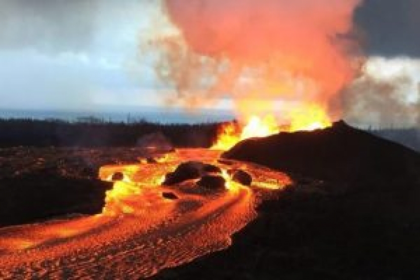 Hawaii'de yanardağı izlemek isteyenler gözaltında