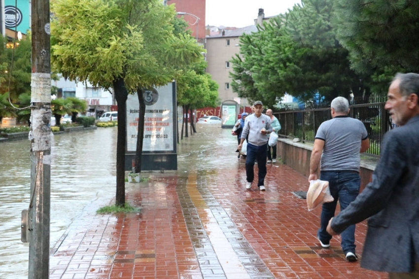 Zonguldak’ta kuvvetli yağış hayatı felç etti