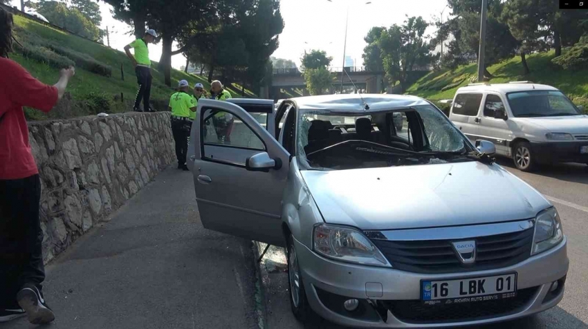 Bursa’da akıl almaz olay; Köprüden atlayan kişi otomobilin üzerine düştü: 3 yaralı