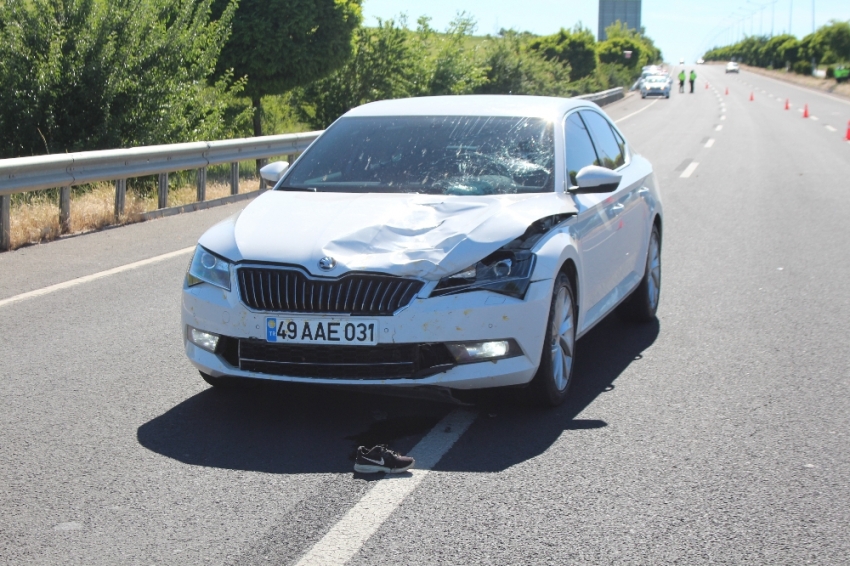 Otomobilin çarptığı çocuk öldü, geriye ayakkabıları kaldı