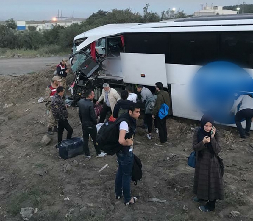 Yolcu otobüsü ile tır çarpıştı