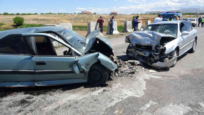 Kafa kafaya çarpışan araçlar hurdaya döndü: 1’i ağır 2 yaralı