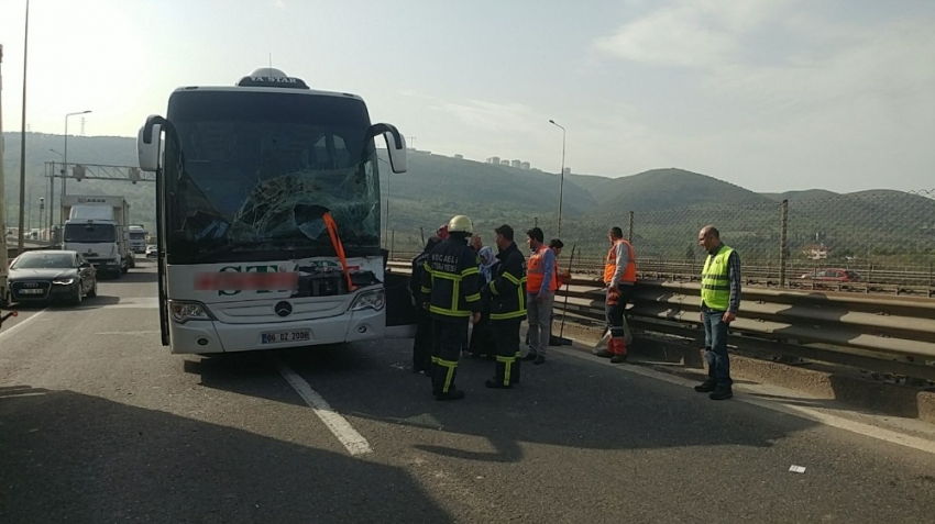 TEM’de yolcu otobüsü tıra çarptı: 2 yaralı