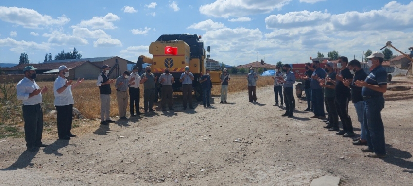 Aslanapa Ovası’nda  hasat dönemi dualarla başladı