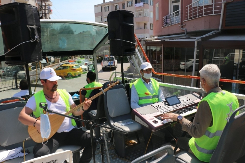 Üstü açık otobüsten verilen konser tüm ilçeye balkondan göbek attırdı