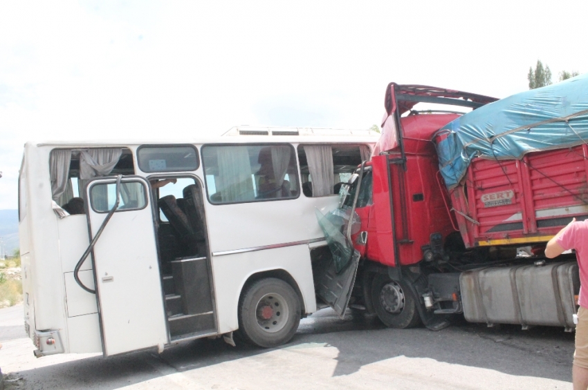 İşçi servisi kaza yaptı: 27 yaralı