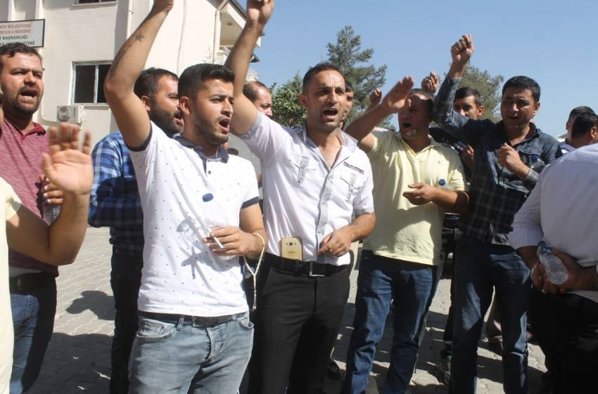 Yol kapatıp belediyeyi protesto ettiler