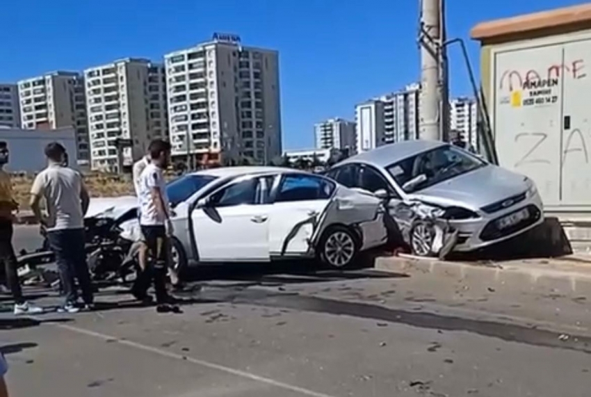 Otomobiller kavşakta kafa kafaya çarpıştı: 2 yaralı