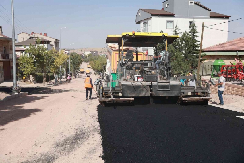 Sıcak asfalt serimi yapılıyor