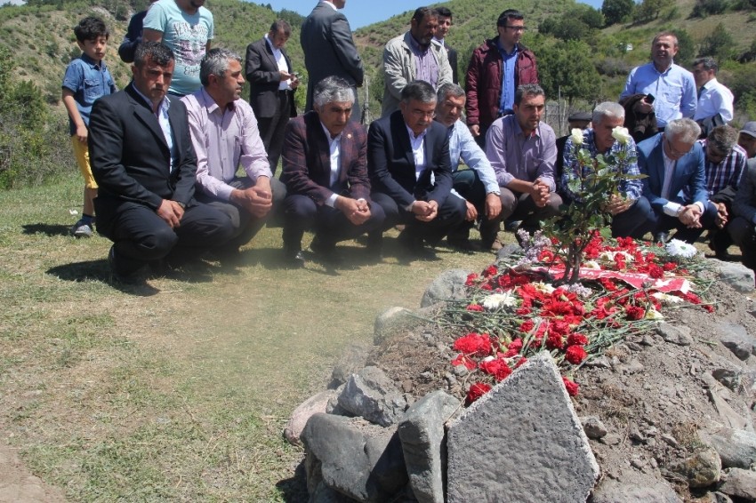 Bakan Yılmaz şehit ailesini ziyaret etti