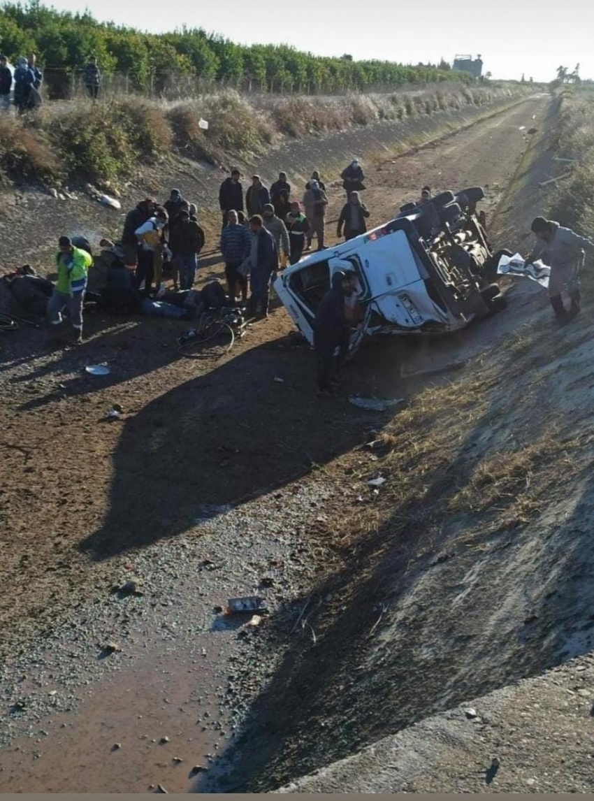 Tarım işçilerini taşıyan minibüs devrildi: 1 ölü, 10 yaralı