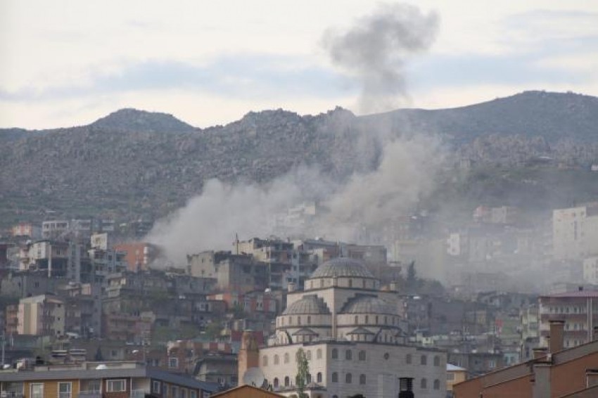 Şırnak'ta PKK'lıların karargah olarak kullandıkları binalar ateş altında