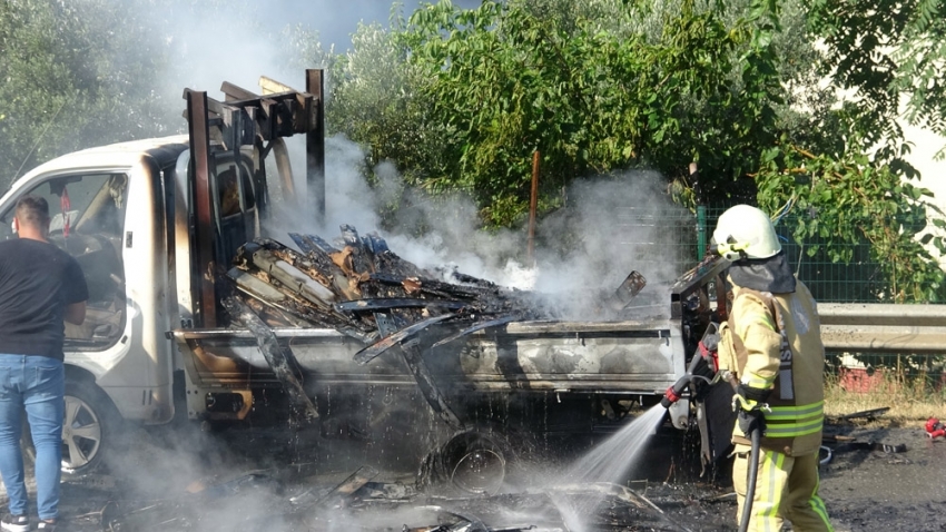 TEM Otoyolu’nda kamyonet alev alev yandı
