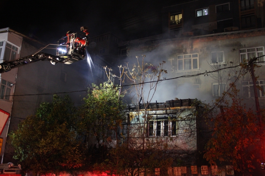 İstanbul’da gecekondu alev alev yandı