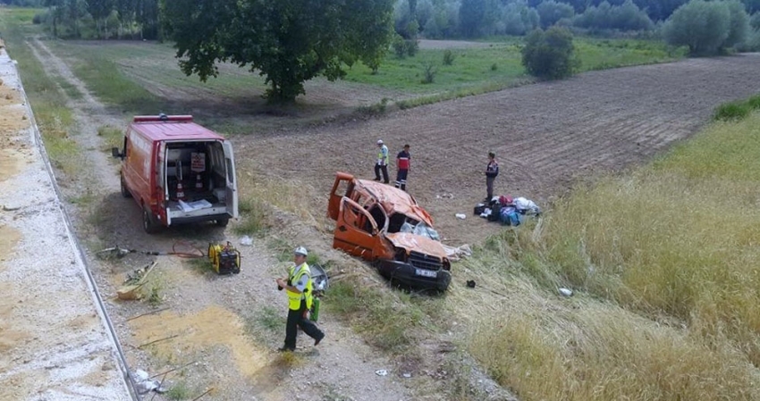 Araç tarlaya uçtu: 2 ölü, 1 yaralı