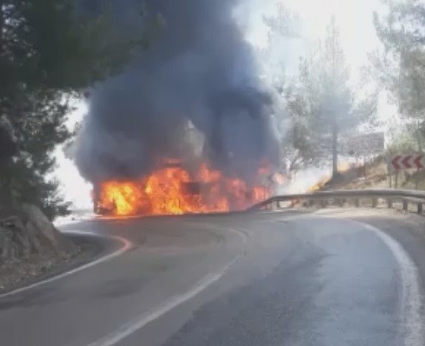 Alevlere teslim olan yolcu otobüsü küle döndü