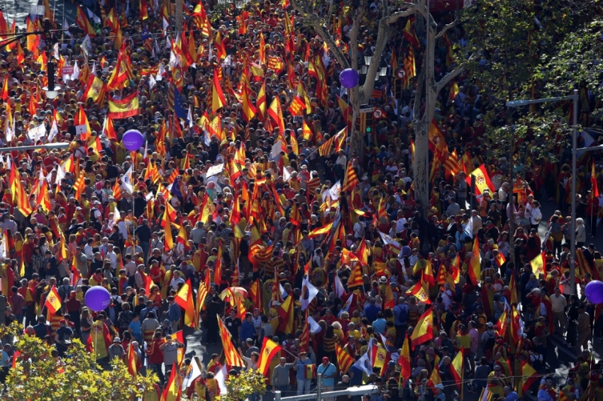 Bölünmeye karşı çıkan binler Barcelona sokaklarında