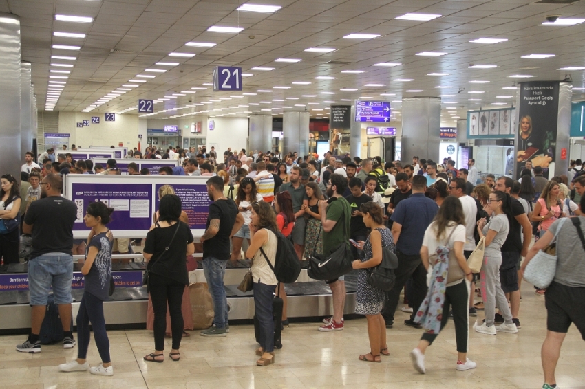 Atatürk Havalimanı’nda bayram dönüşü yoğunluğu