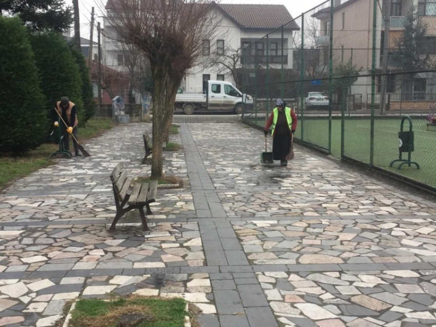 Çocuk parklarında temizlik devam ediyor