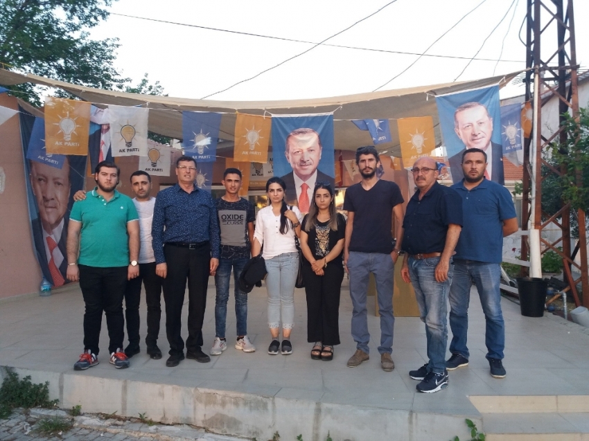 Foça’da broşür dağıtan AK Parti’li gençlere saldırı