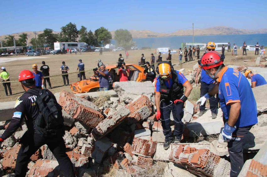 345 personelin katıldığı deprem ve yangın tatbikatı nefes kesti