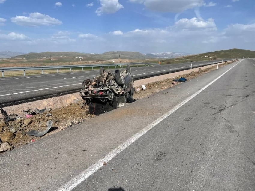 Bayram tatiline giden öğrenciler kaza geçirdi: 1’i ağır 4 yaralı