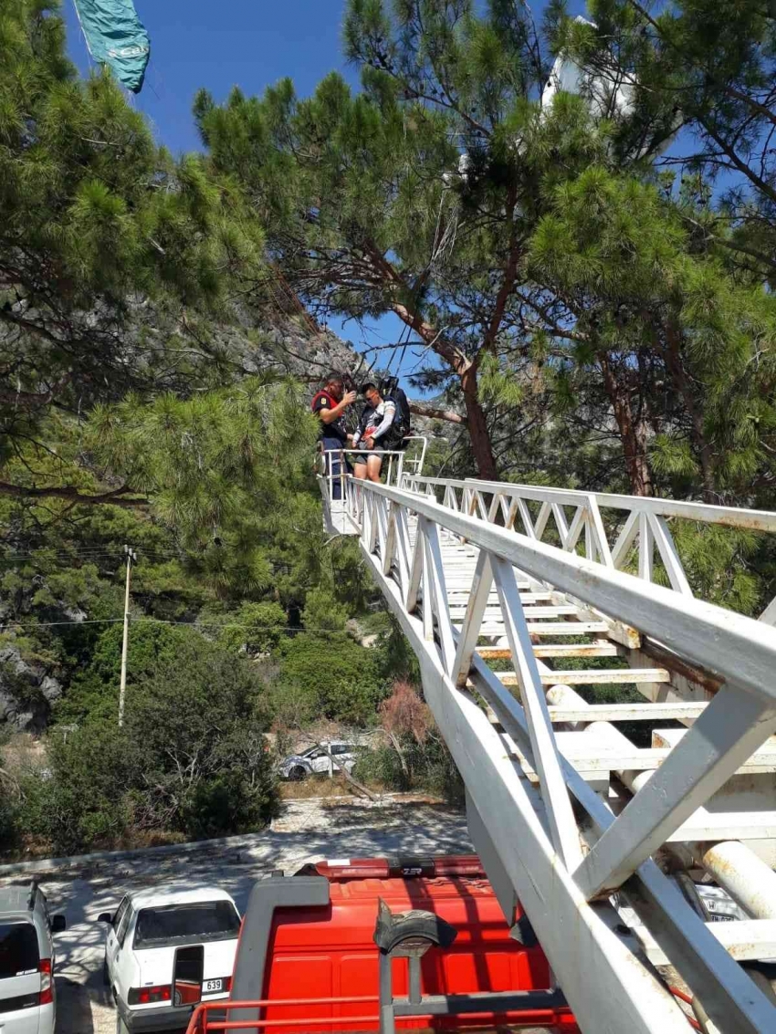 Yamaç paraşütü pilotu ağaçta asılı kaldı