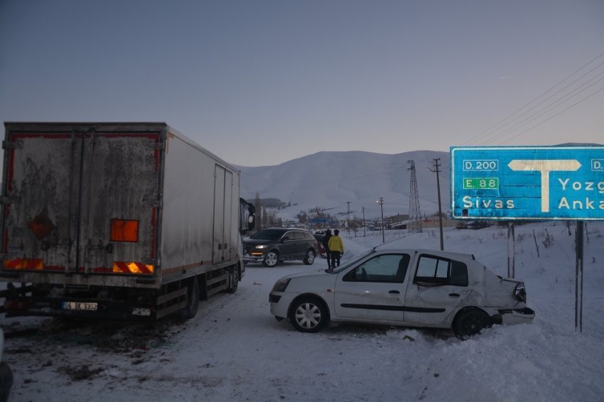 Otomobil kamyona çarptı: 3 yaralı