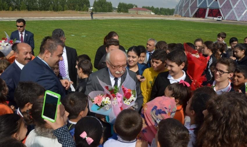 Doğum gününü öğrencilerle kutladı