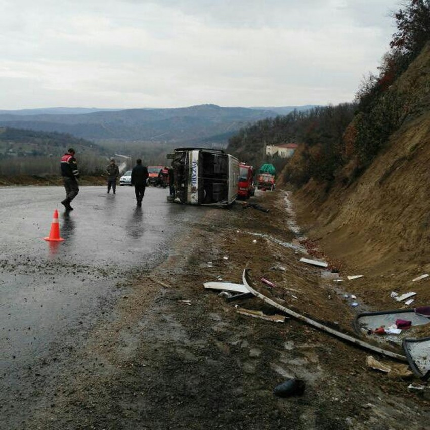 Yolcu midibüsü devrildi: 1 ölü, 9 yaralı