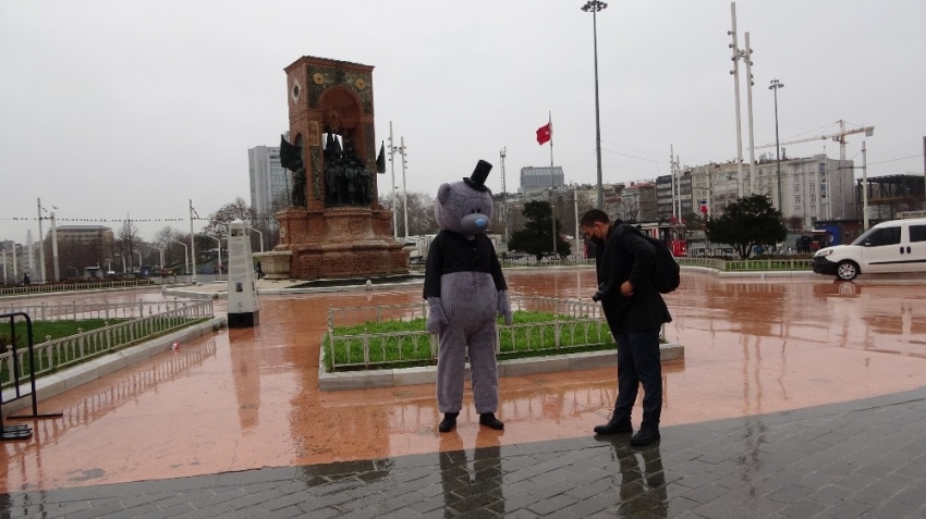 Annesinin doğum günü için ayı kostümüyle Taksim’de dolaştı