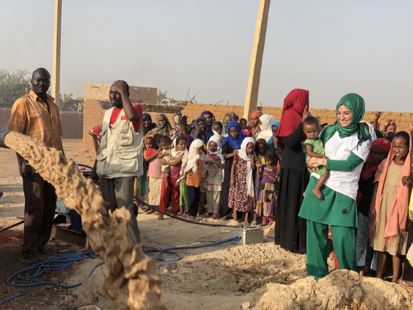 Sosyal medya fenomeni Sudan’da su kuyusu açtı