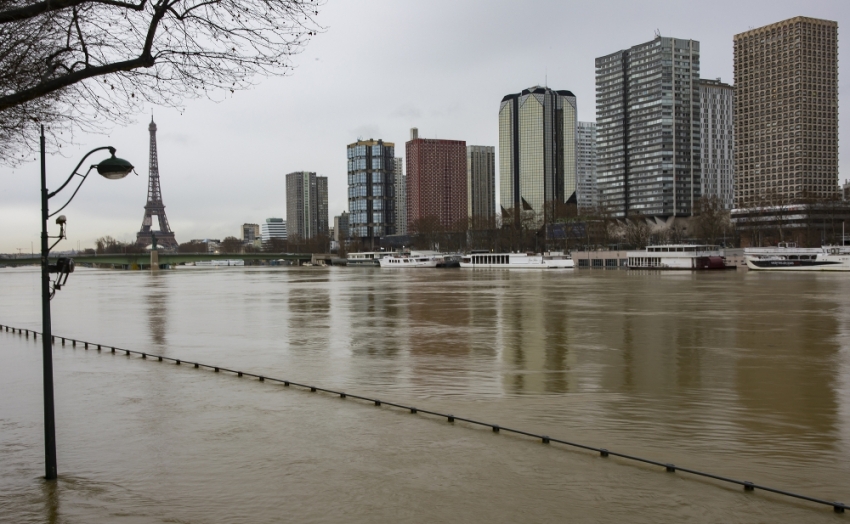 Paris’in sembolü Seine Nehri taştı