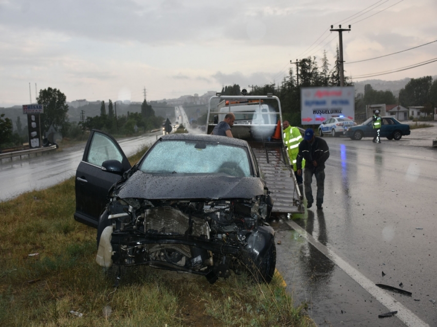 Şiddetli yağış kazaya neden oldu: 2 yaralı