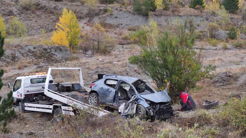 İki otomobil şarampole uçtu: 1 ölü, 1 yaralı