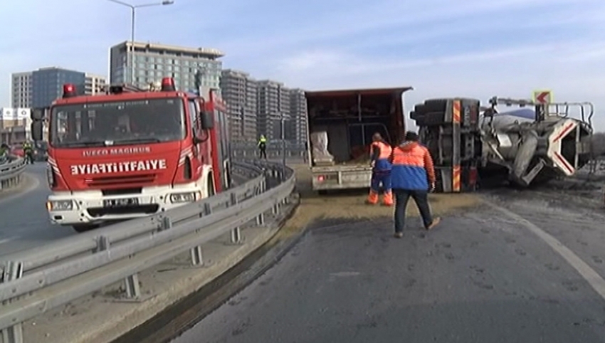 Bakırköy Sahil Yolunda beton mikseri devrildi