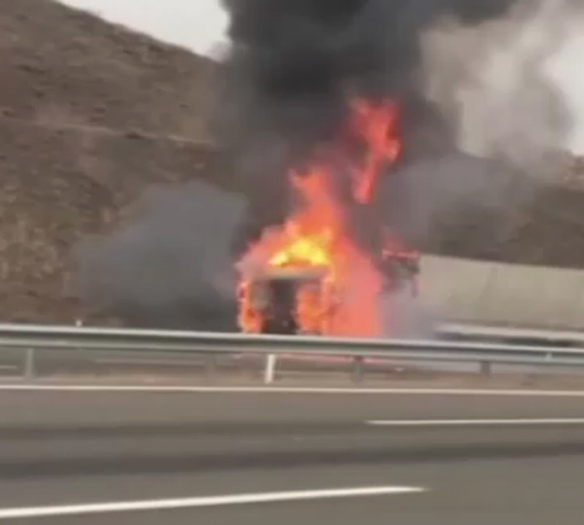 Trafikte korku dolu dakikalar: Tır alev topuna döndü