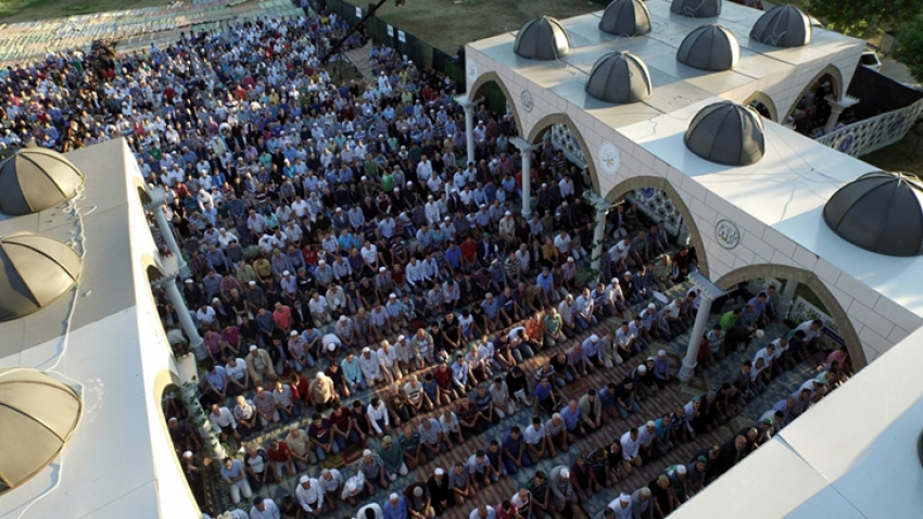 Merinos Park'ta bayram namazı hazırlığı